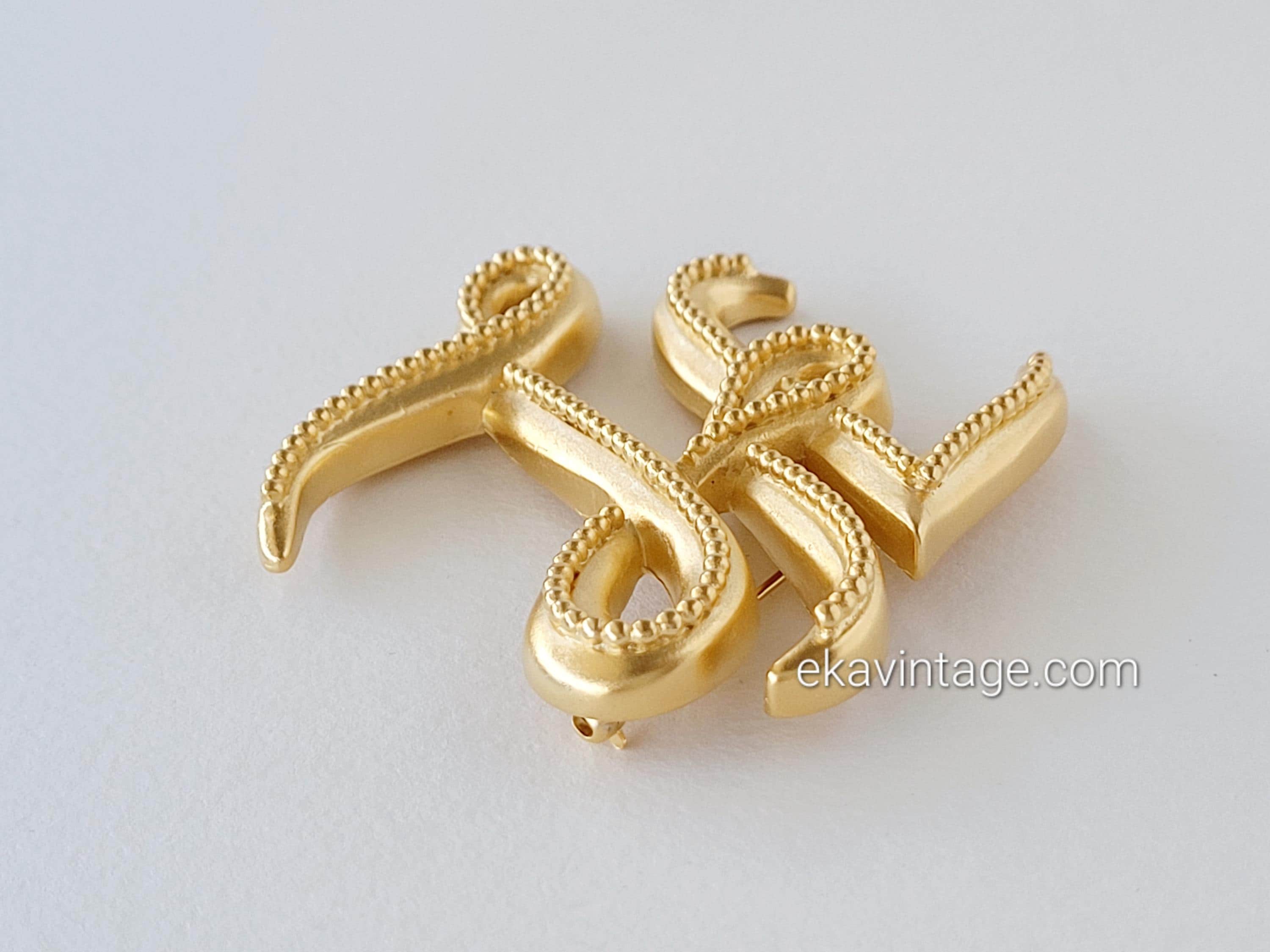 カール・ラガーフェルド - ヴィンテージの大きなKLブローチ - Etsy 日本