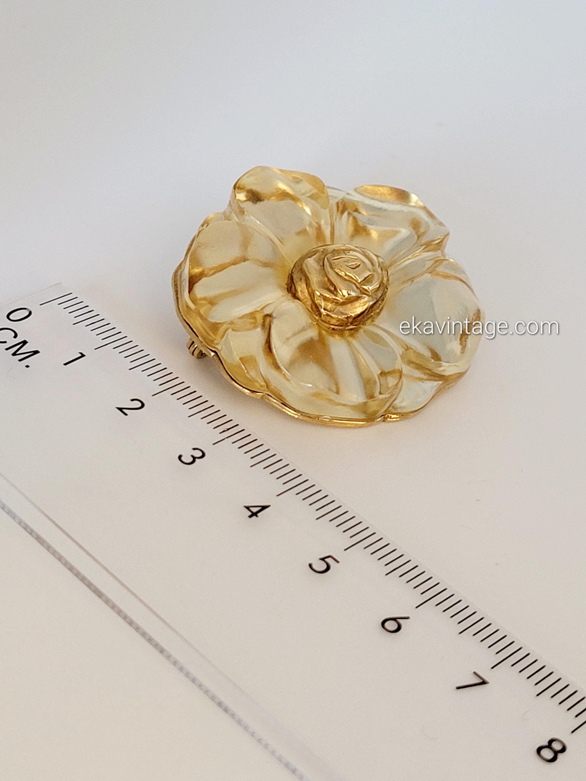 Broche En Nacre Style Kenzo - Design Fleuri Doré, Neuf Avec Petits Défauts