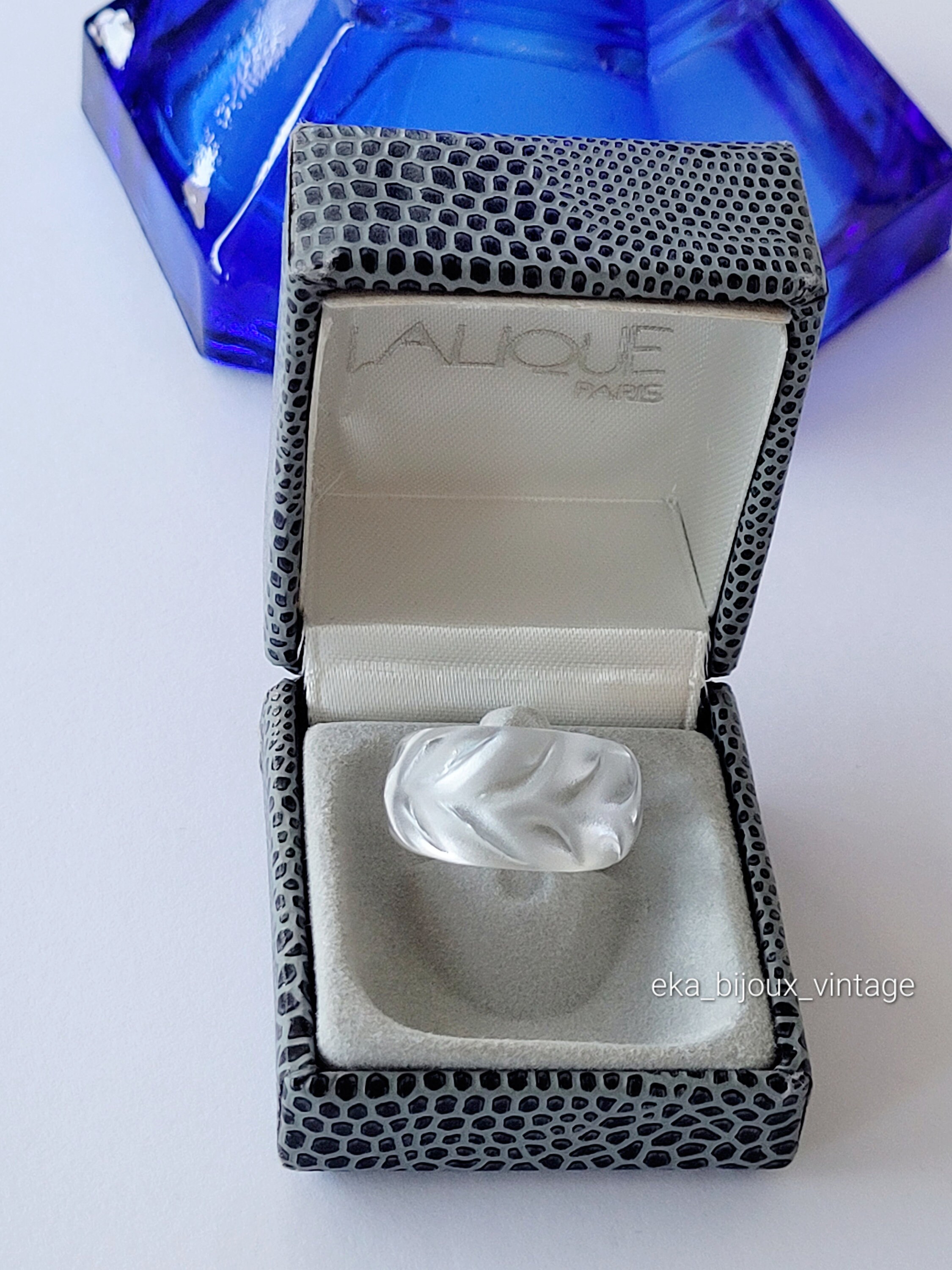 LALIQUE 　ピンブローチ　カボションクリスタル　ゴールド　箱付き LALIQUE ピンブローチ カボションクリスタル ゴールド 箱付き LALIQUE