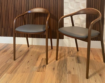 Moderne stoel uit het midden van de eeuw - Eetkamerstoel met houten armen - Leren stoel - Stoelen voor de woonkamer - Eetstoelen - Stoelen Leer