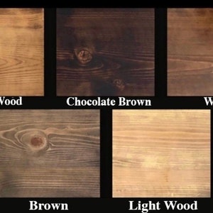 Op de afbeelding: Vijf houtstalen die verschillende vlekkenkleuren laten zien: natuurlijk hout, chocoladebruin, walnoot, bruin en licht hout.