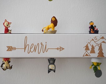 Tonie Regal Groß I Wandboard with children's name and mountains I Space for up to 40 Tonies I solid wood