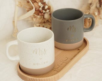 Personalisierbares Holz Tablett mit gravierten Tassen I Hochzeitgeschenk Set für Mr. und Mrs I Brautpaar I Mister und Miss