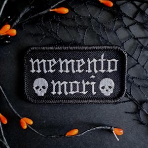 Memento Mori Iron-On Patch | Gothic Skull Embroidered Badge | Latin Death Quote | Horror Occult Goth Halloween | Emo Punk Vegan Patch