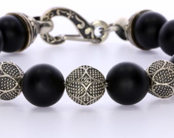 Pulsera de cuentas de ónix negro mate en cable de acero con cierre de plata personalizado y cuentas de plata personalizadas de 10 mm - Calidad AAA