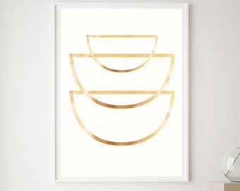 Puede incluir: Una impresión enmarcada en blanco con un diseño geométrico dorado de semicírculos superpuestos sobre un fondo blanco. La impresión está colgada en una pared blanca sobre dos pedestales beige.