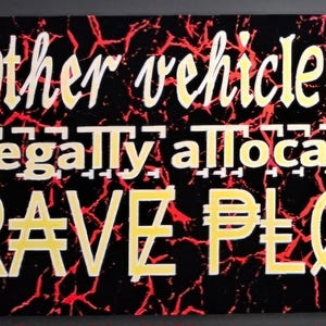 Könnte beinhalten: Ein schwarzer und roter Hintergrund mit einem gelben Textüberlagerung, der "my other vehicle is a legally allocated GRAVE PLOT" lautet.