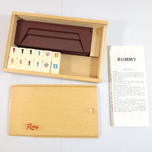 Estuche de madera con instrucciones para el minijuego de rummy VTG