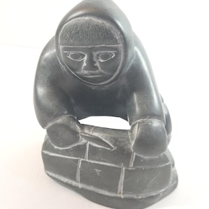 Scultura in pietra intagliata a mano, Igloo, Inuit Building, 2006, Art Eskimo, firmata