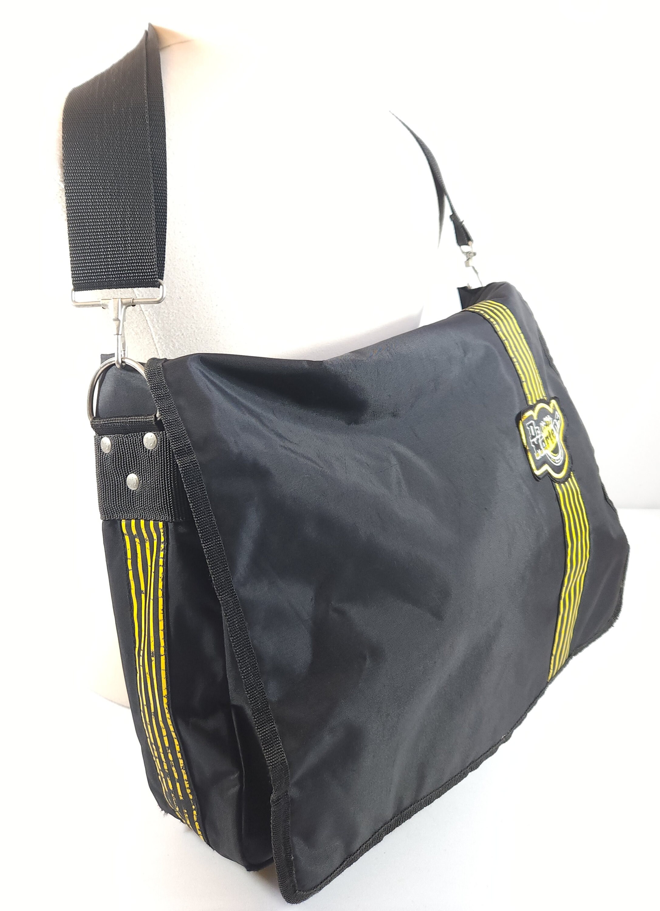 Dr martens hotsell nylon messenger bag