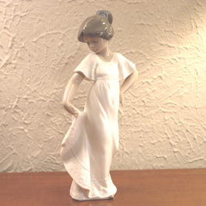 NAO by LLADRO&#39; &#39;How Pretty&#39; Porcelain Figurine #1110