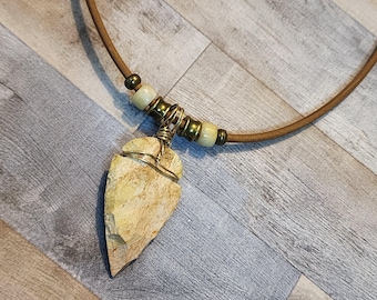 Colgante de punta de flecha para hombre, collar de cuero de 50 cm, estilo bohemio, con piedra natural étnica.