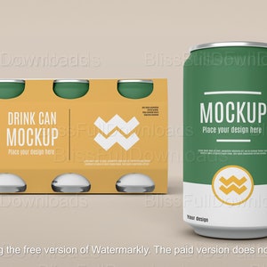 Puede incluir: Una maqueta de un pack de seis latas de bebida de aluminio con una sola lata en frente. Las latas son verdes con una etiqueta blanca que dice "MOCKUP Place your design here". El pack de seis es amarillo con una etiqueta blanca que dice "DRINK CAN MOCKUP Place your design here".