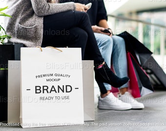 Maquette de sac à provisions de luxe, modèle PSD de marque élégant pour la vitrine d'emballage de vente au détail de mode haut de gamme - Modèle tenant des maquettes de sac en papier