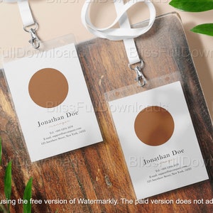 Mockup-set voor werknemersbadge en ID-houder | Pass-kaart, sleutelkoord met etui, zakelijke witte kaart, stationaire PSD-reframe, digitale download PSD
