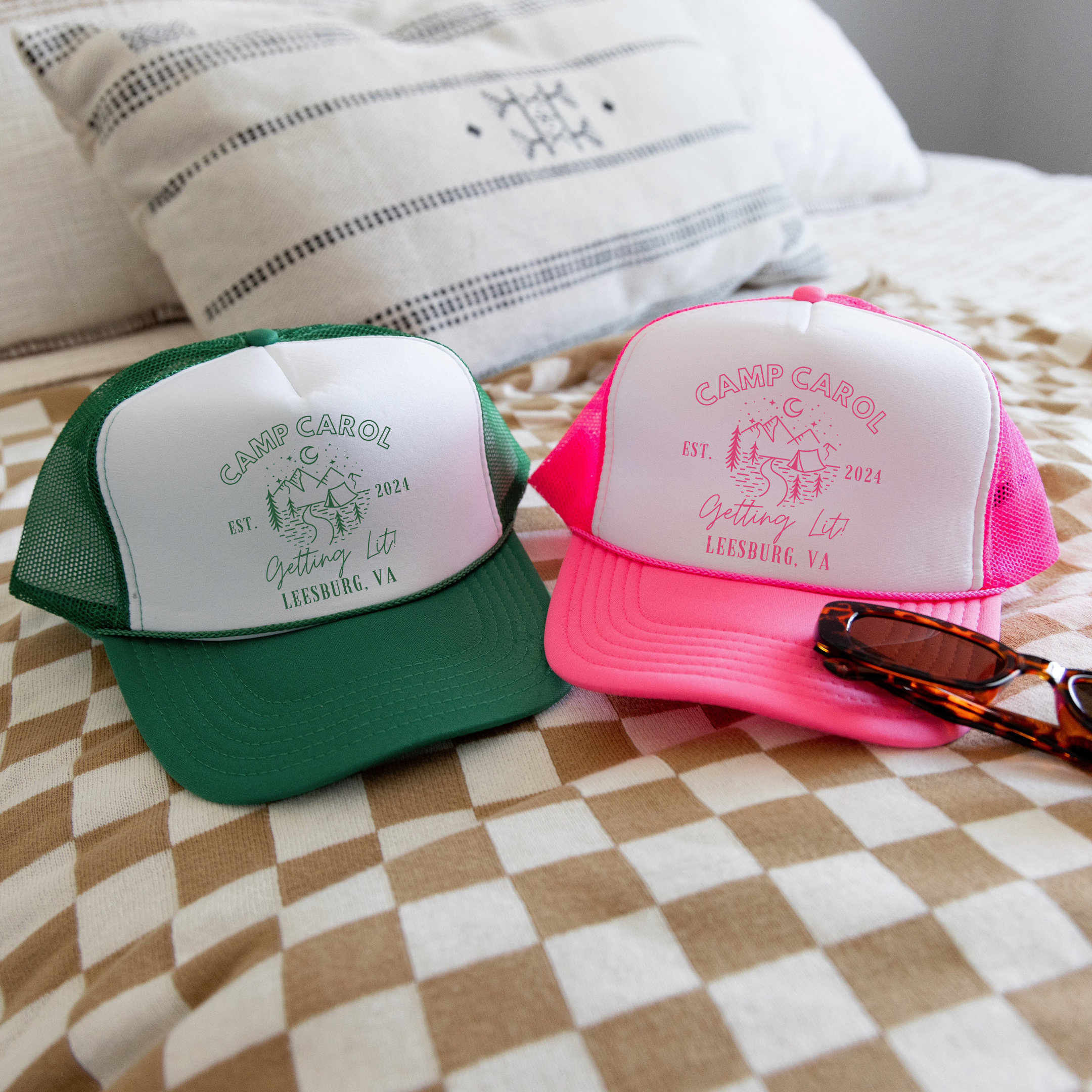 Camp Bachelorette Hüte, kundenspezifische Braut und Brautjungfer Trucker-Hüte, Bach Partyhüte, Geschenk für Brautjungfern, Camping Cabin Bach-Thema