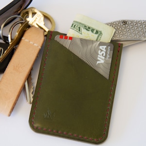 Funda de tarjeta de cuero verde oliva / funda de tarjeta / cartera de tarjeta delgada / cartera de cuero / titular de tarjeta de cuero / cartera de 3 bolsillos / Wickett & Craig