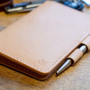 Cubierta de pasaporte de cuero natural / Cartera de cuero de notas de campo / Cubierta de diario Moleskine / Cubierta de cuaderno de cuero con bloqueo de pluma / Cubierta de cuero