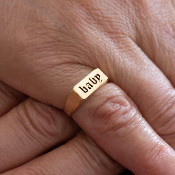 オールドイングリッシュレターリング、ゴシックカスタムネームリング、パーソナライズシルバーリング、イニシャルリングシルバー、シグネットリングレディース、ソムゴールドリング、14Kゴールド