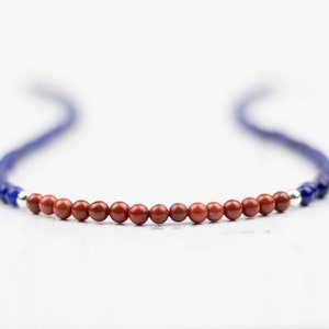 Halsband med lapis lazuli och jaspis i sterlingsilver, elegant choker med blå och röda ädelstenspärlor, långt halsband i flera lager, present till henne.