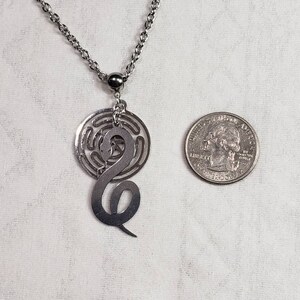 Strapholos with flat serpent necklace