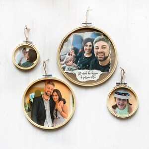 Decorazione artigianale da parete  con foto_ Decorazione albero di natale originale con foto_ frase_ telaio da ricamo foto stampata su carta