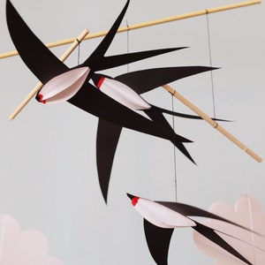 Kit mobile fai da te con uccelli ad alto contrasto - Giocattolo fai da te per bambini Montessori, mobile con rondini volanti, mobile cinetico bianco e nero per neonati, fai da te per bambini