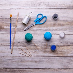What you need to make the DIY Montessori Gobbi mobile kit for newborn visual development