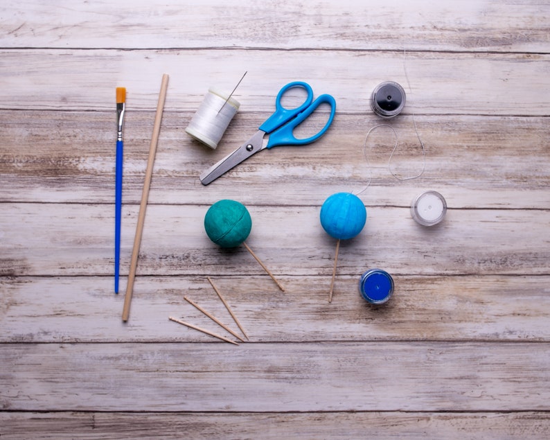 What you need to make the DIY Montessori Gobbi mobile kit for newborn visual development
