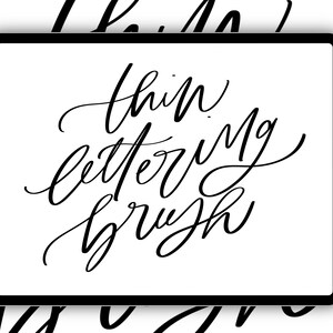Può includere: Un'immagine in bianco e nero di uno schermo di tablet digitale che mostra il testo "thin lettering brush" in un font di scrittura a mano.