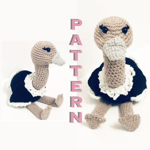 Könnte beinhalten: Häkelanleitung für eine sitzende Strauß, die ein schwarzes Kleid mit einem weißen Spitzenkragen trägt. Das Muster ist in rosa Buchstaben auf weißem Hintergrund geschrieben. Der Strauß ist aus beigefarbenem Garn mit schwarzen Augen und einem weißen Schnabel.