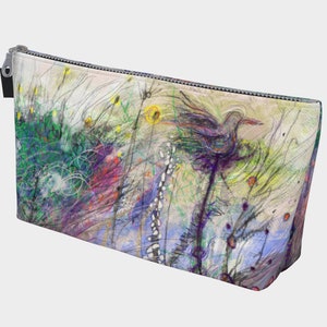 Peut inclure: Une pochette zippée blanche avec un motif abstrait coloré représentant un oiseau en vol. Le motif présente une variété de couleurs, notamment le bleu, le vert, le violet et le jaune.