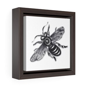 Könnte beinhalten: Eine Schwarzweißillustration einer Biene mit filigranen Details an Flügeln und Körper. Die Biene ist in einem stilisierten, fast geometrischen Stil gezeichnet, wobei der Fokus auf den Details ihrer Anatomie liegt.