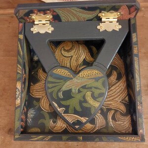 William Morris Golden Lilie Indigo Serviettenspender Farrow and Ball Hague Blau Handarbeit Holz Geschenk Vintage Stil Küche