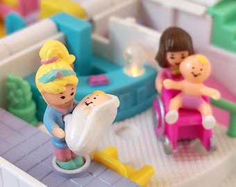 Hospital Infantil Polly Pocket 1995 de Bluebird ⊹ VARIACIÓN RARA ⊹ 100 % completo y luces funcionando
