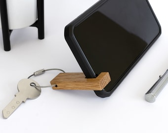 Portachiavi porta smartphone fatto a mano in legno di quercia con anello in filo metallico