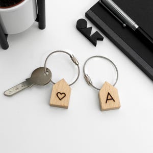 Llavero de madera personalizable hecho a mano casa mini con anilla de alambre |  Personalizable con letra/número/símbolo de corazón