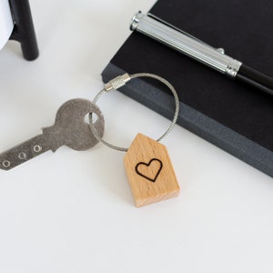 Customizable handmade mini wooden house-shaped keychain with wire keyring Groß / Big