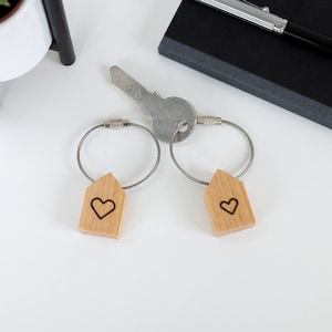 Personalisierbarer handgefertigter Holz-Schlüsselanhänger Haus Mini mit Drahtring |  individualisierbar mit Buchstabe / Zahl / Herz Symbol