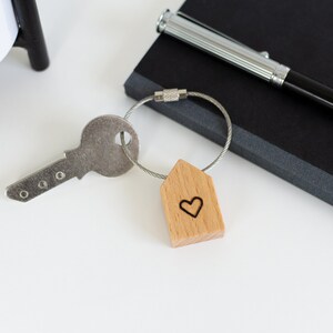 Customizable handmade mini wooden house-shaped keychain with wire keyring Klein / Small