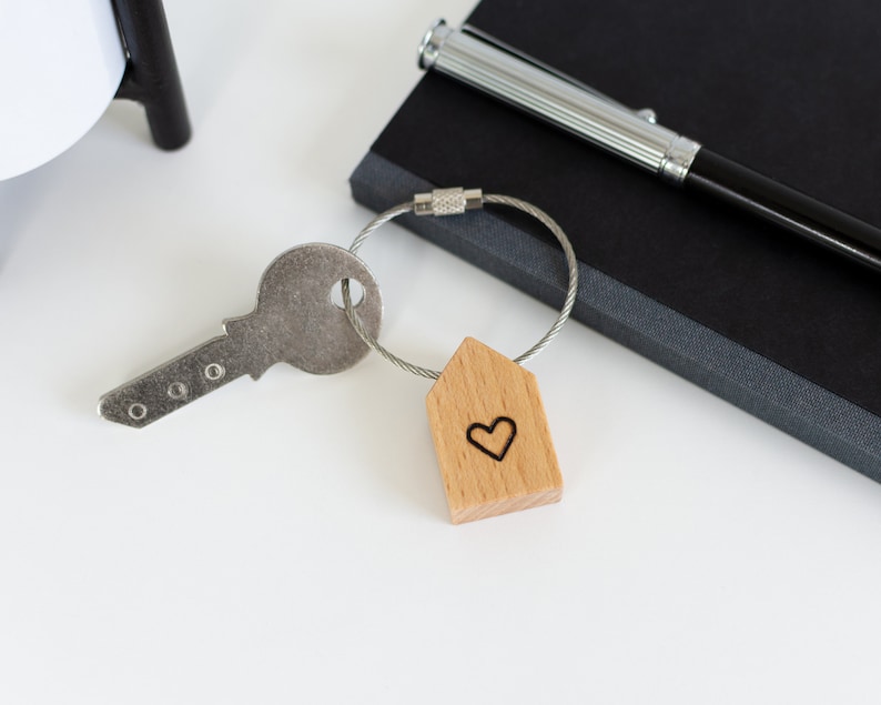 Customizable handmade mini wooden house-shaped keychain with wire keyring Klein / Small