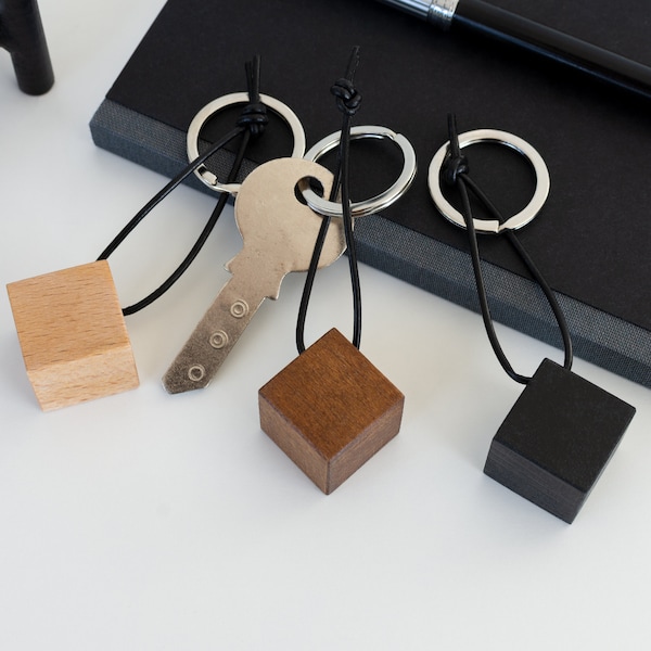 Handgefertigter Holz-Schlüsselanhänger Würfel