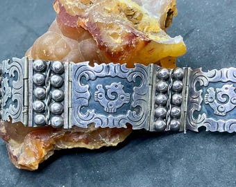 Beautiful Vintage Skillfully Crafted Statement Design Decorative