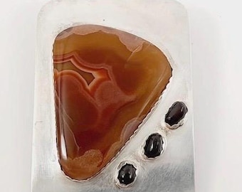 Hebilla de cinturón vintage de plata de ley 925, hecha a mano, con diseño del suroeste, con ágata en bandas y 3 granates. Mide 7,6 x 5 cm.