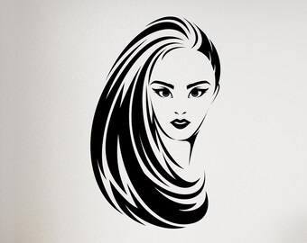 Può includere: Una silhouette in bianco e nero di una donna con i capelli lunghi, che guarda direttamente lo spettatore. L'immagine è su una parete bianca in una stanza con un divano, uno scaffale e un tavolino.