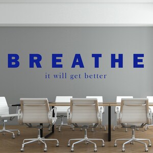 Calcomanía de pared "Respira y mejorará" - Arte inspirador para la oficina - Decoración de pared para la oficina - Calcomanías para mantener la motivación en el trabajo - Citas motivacionales WI0008