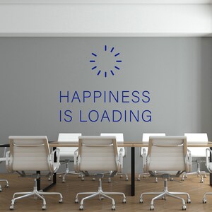 Calcomanía de pared "La felicidad está cargando" para oficina - Arte inspirador para la oficina - Decoración de pared para oficina - Calcomanías para mantenerse motivado en el trabajo - Citas motivacionales WI0012
