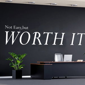 Calcomanía de pared para oficina, no es fácil, pero vale la pena. Arte inspirador para la oficina. Decoración de pared para oficina. Calcomanías para mantener la motivación en el trabajo. Citas motivacionales WI0010