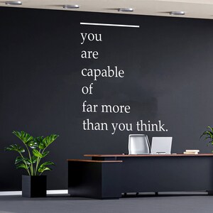 Calcomanía "Eres más capaz de lo que crees" - Arte inspirador para la pared de la oficina - Decoración de pared para la oficina - Calcomanías para mantenerte motivado en el trabajo - Citas motivacionales WI0007