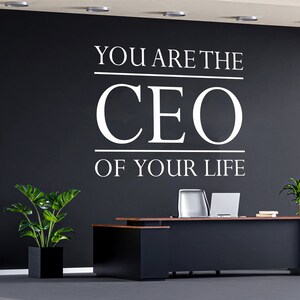 Eres el director ejecutivo de tu vida - Arte mural inspirador para oficina - Letras de vinilo para oficina - Decoración de pared para oficina - Espacio de oficina con frases motivacionales WI0006